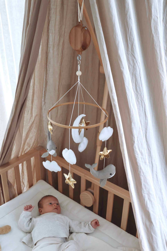Handgemaakte kleine walvissen babymobiel